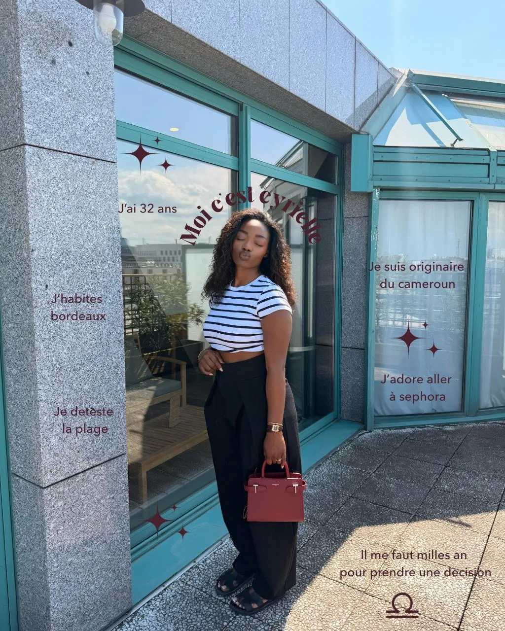 Cyrielle devant une vitrine à Bordeaux, entourée de ses anecdotes