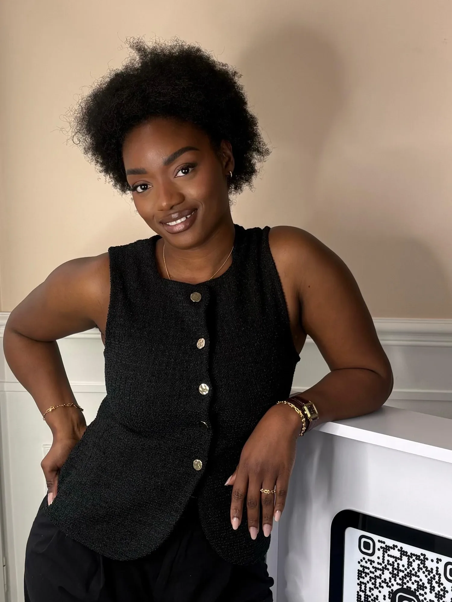 Cyrielle, prothésiste ongulaire et formatrice, dans son salon à Bordeaux