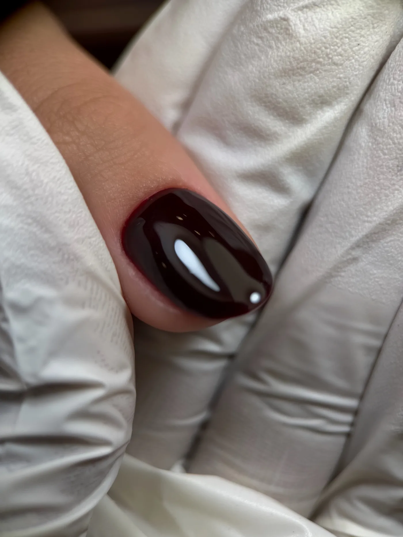 Chrome bordeaux profond — réalisation CM NAILS Bordeaux