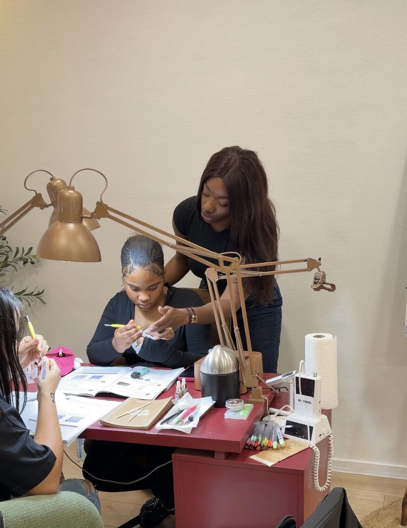 Cyrielle en formation avec deux élèves au salon CM NAILS