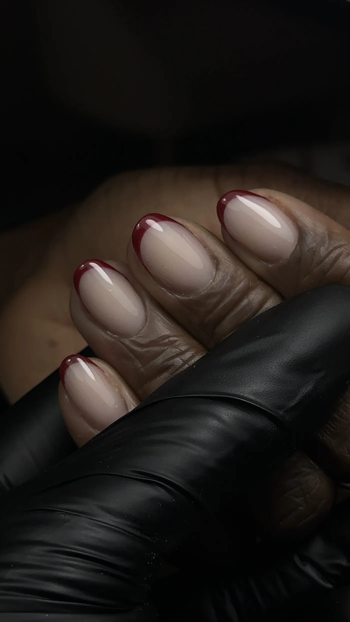 French bordeaux peinte main — réalisation CM NAILS Bordeaux